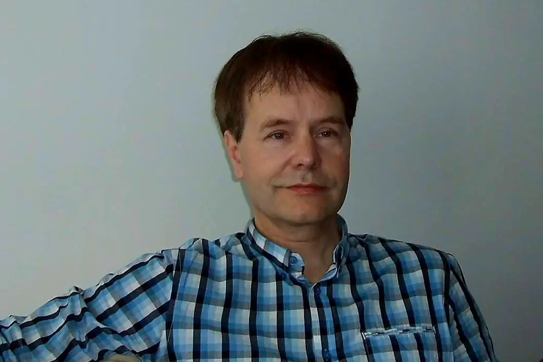 En mann i blå skjorte