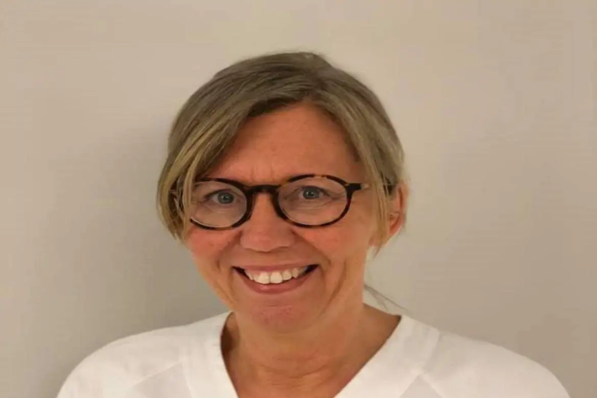 En kvinne med briller