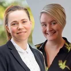 Et par kvinner som smiler