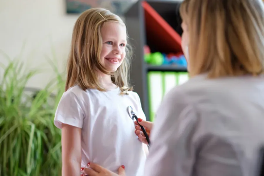 En liten jente som holder en penn