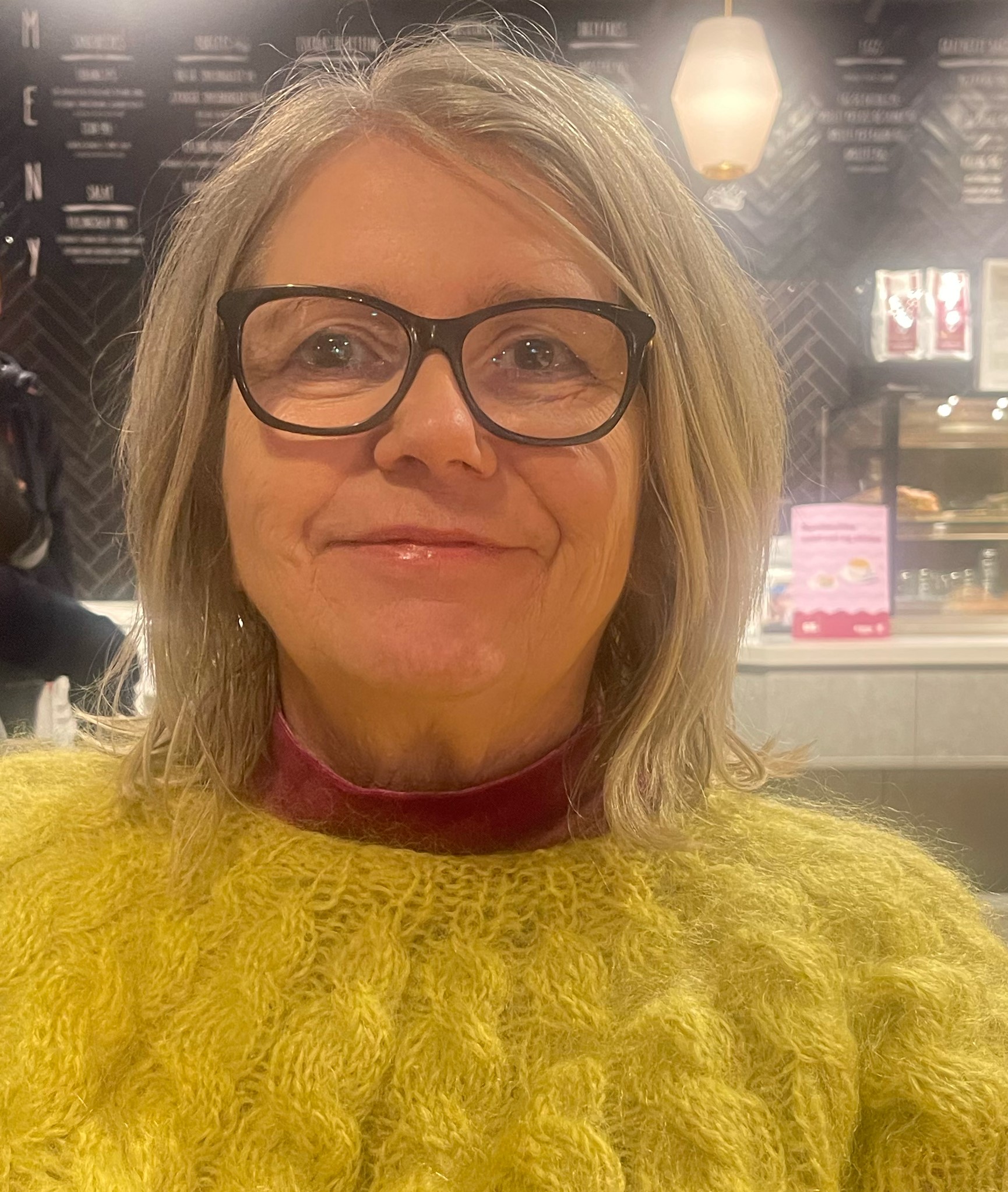 En kvinne som bruker briller