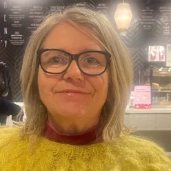 En kvinne som bruker briller