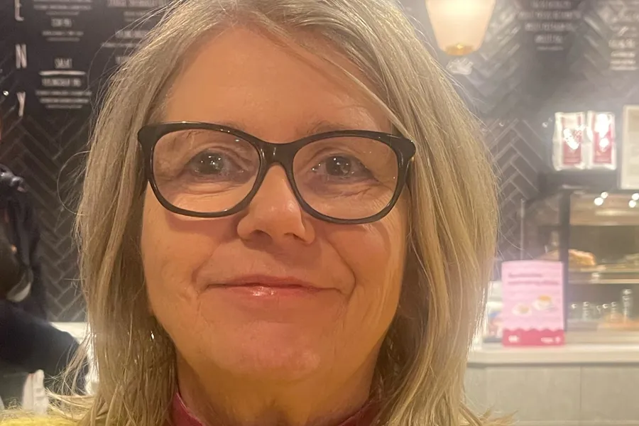 En kvinne som bruker briller