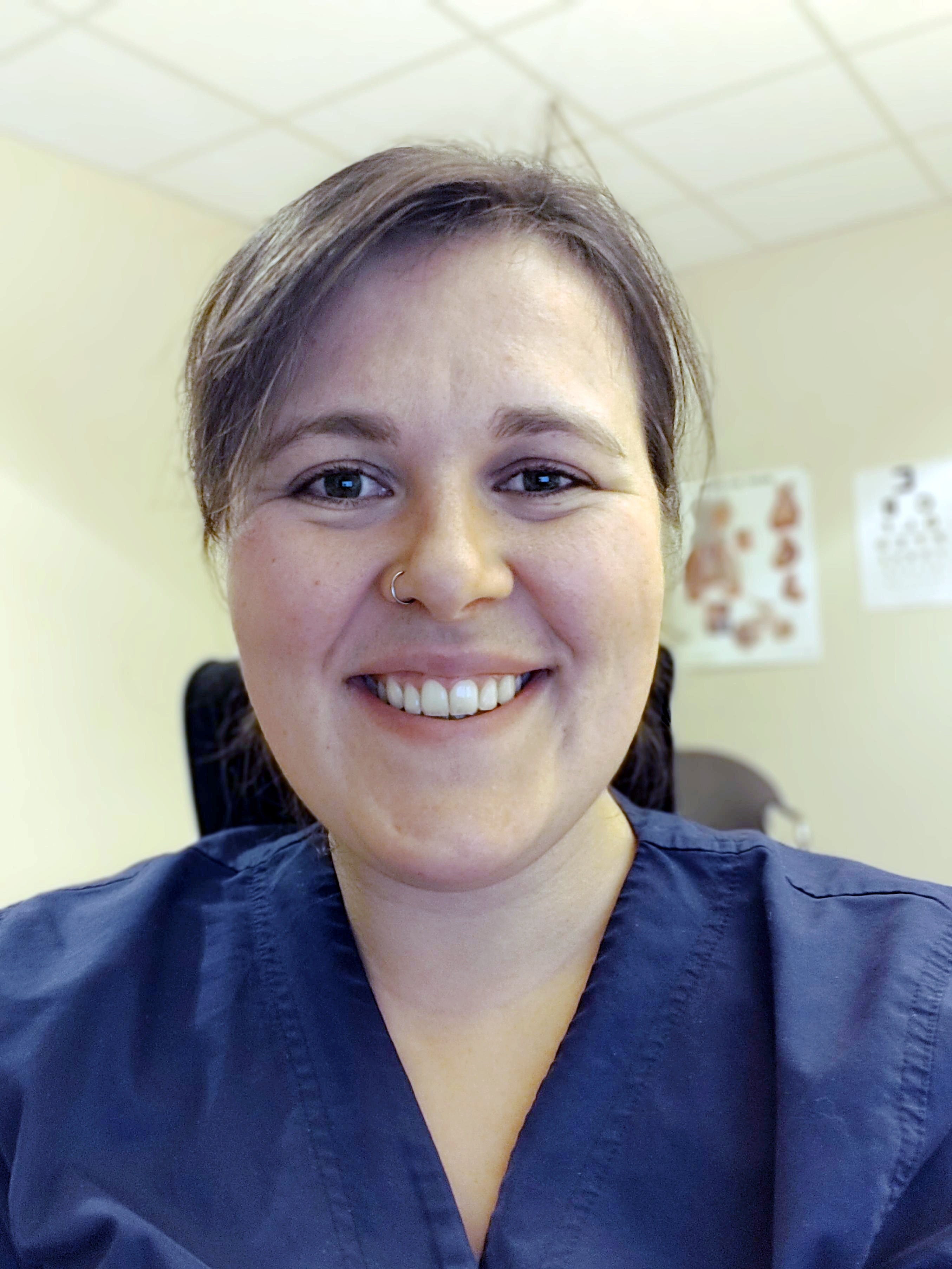 Ung kvinne som smiler