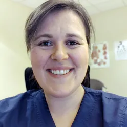 Ung kvinne som smiler