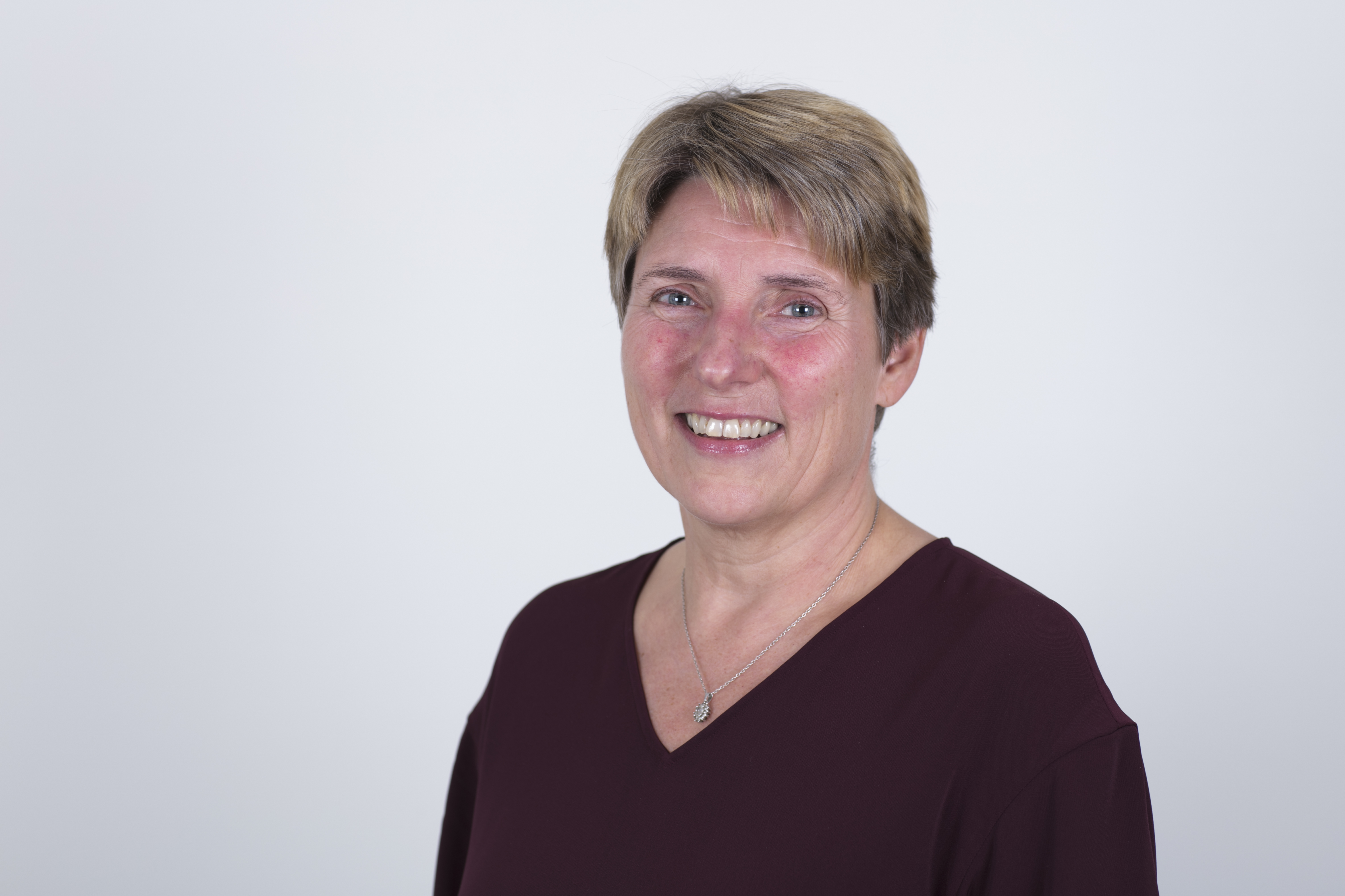 Kvinne smilende i rød genser