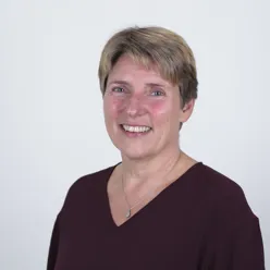 Kvinne smilende i rød genser