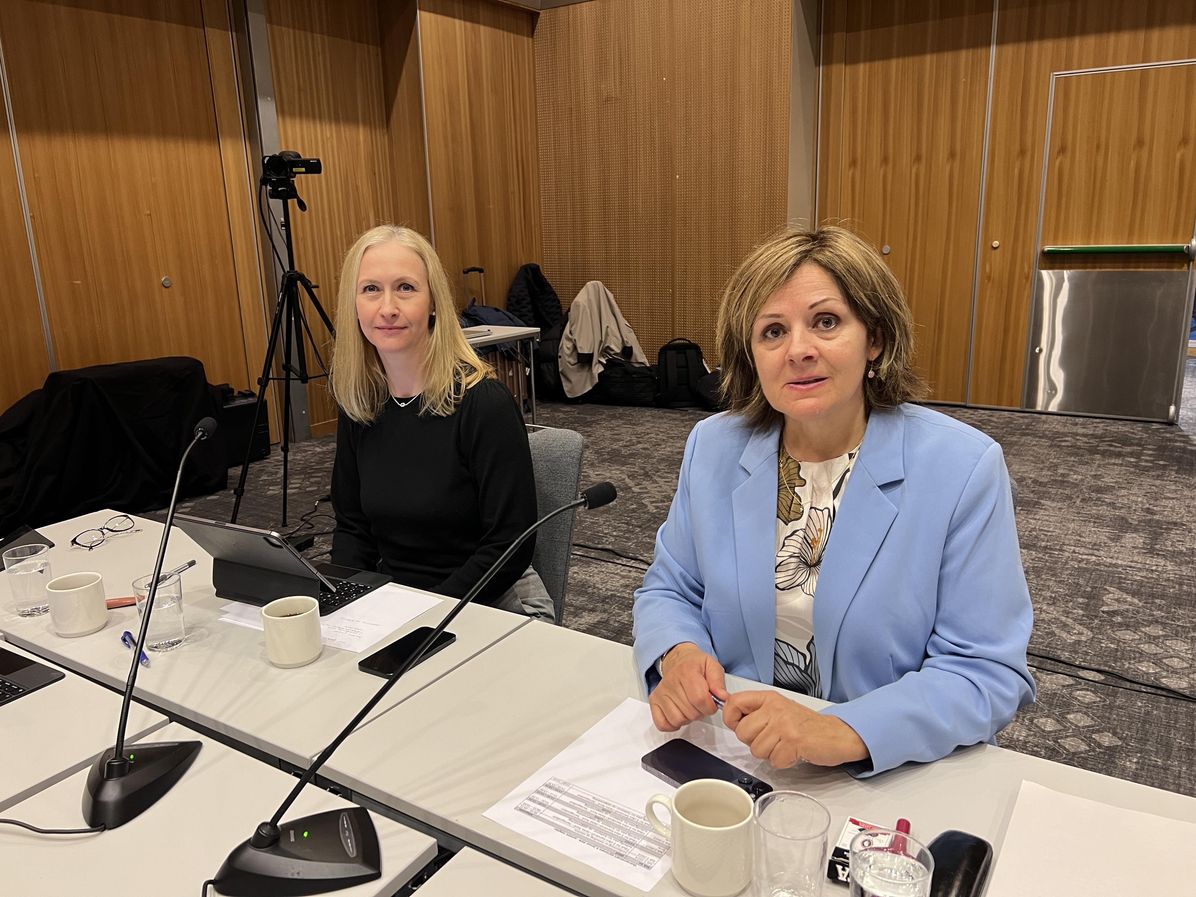 Noen kvinner som sitter ved et bord