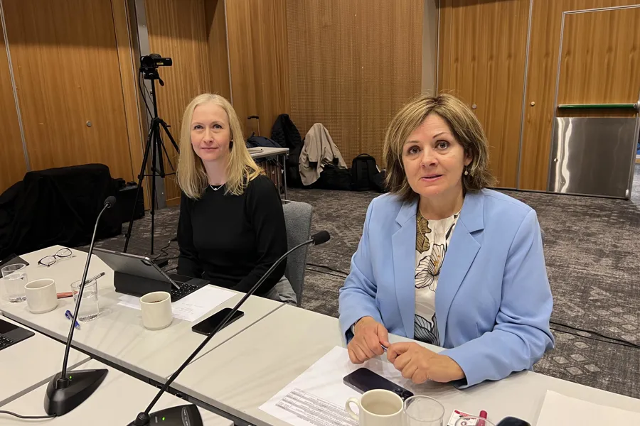 Noen kvinner som sitter ved et bord