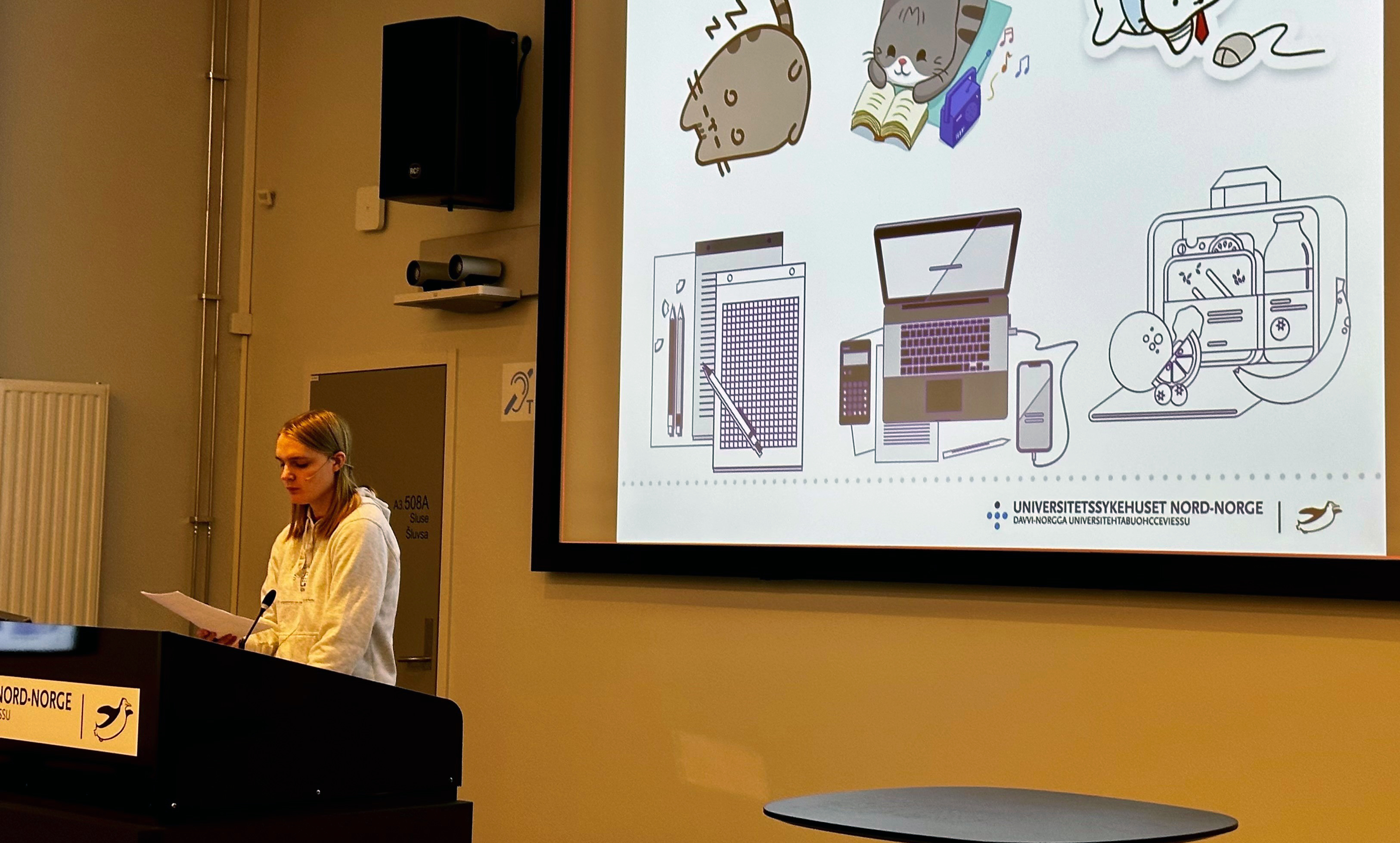 En mann som står foran en tavle