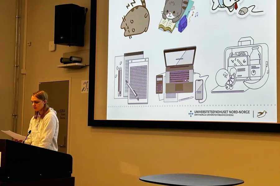 En mann som står foran en tavle