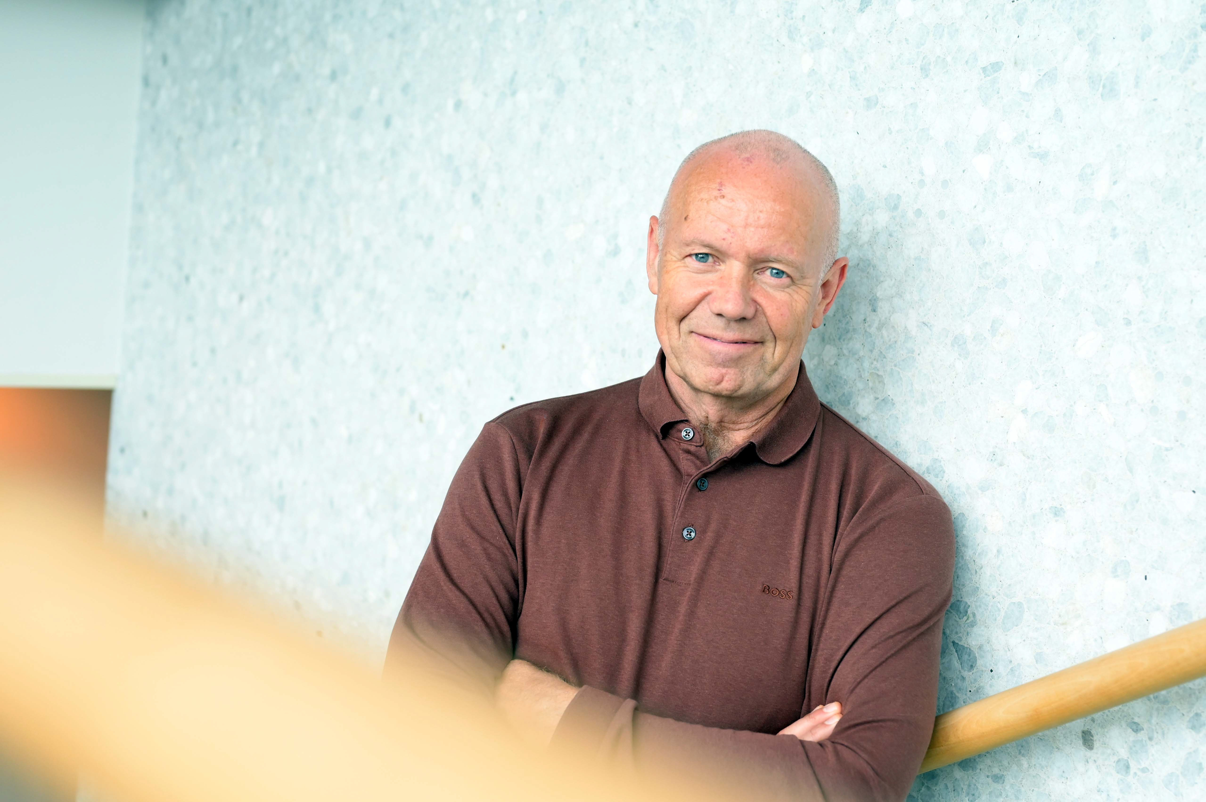 En mann med armene i kors