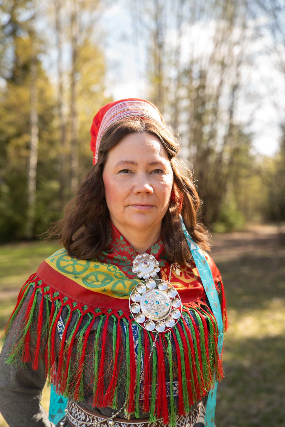 En kvinne som bærer et plagg