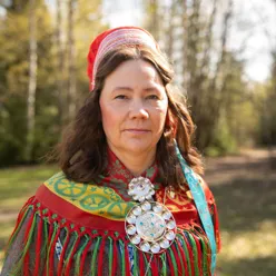 En kvinne som bærer et plagg