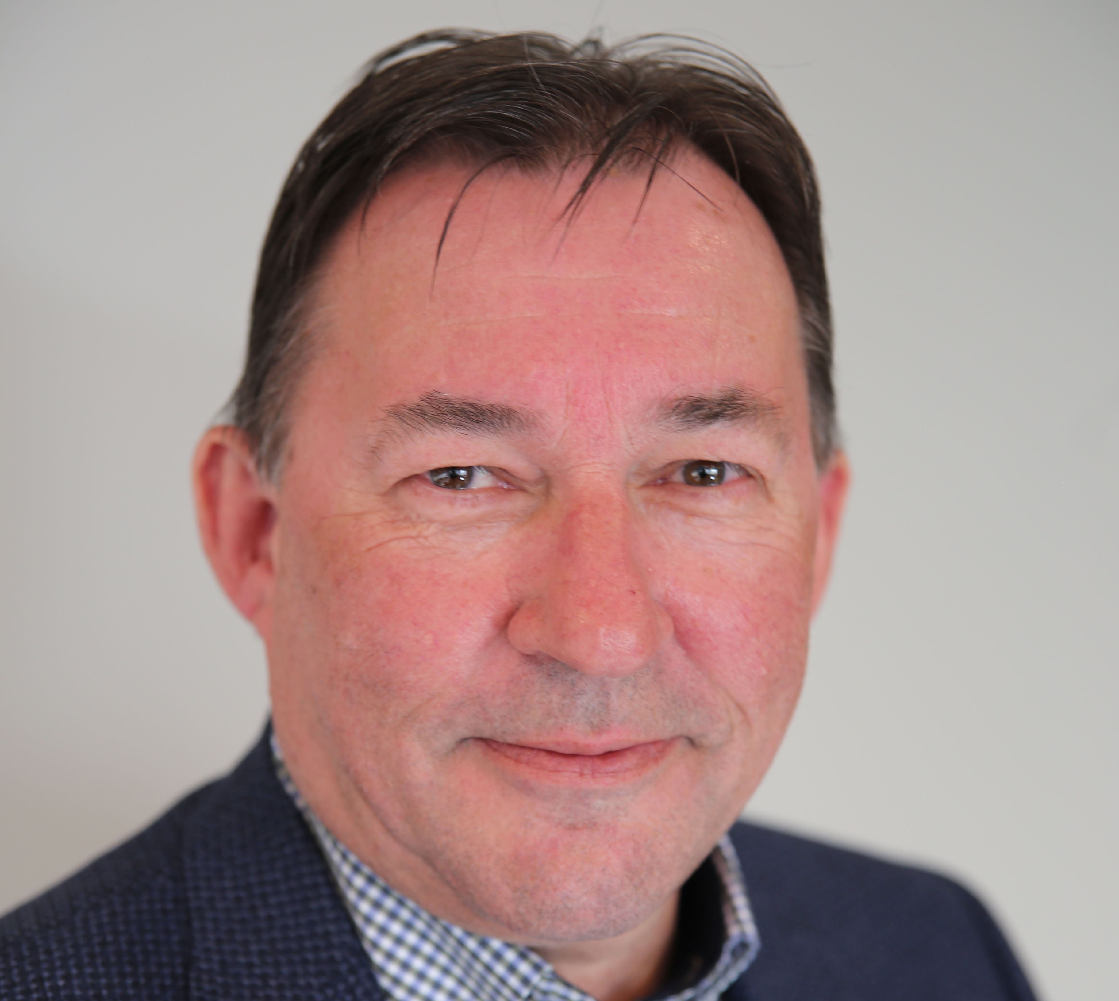 En mann med kort hår