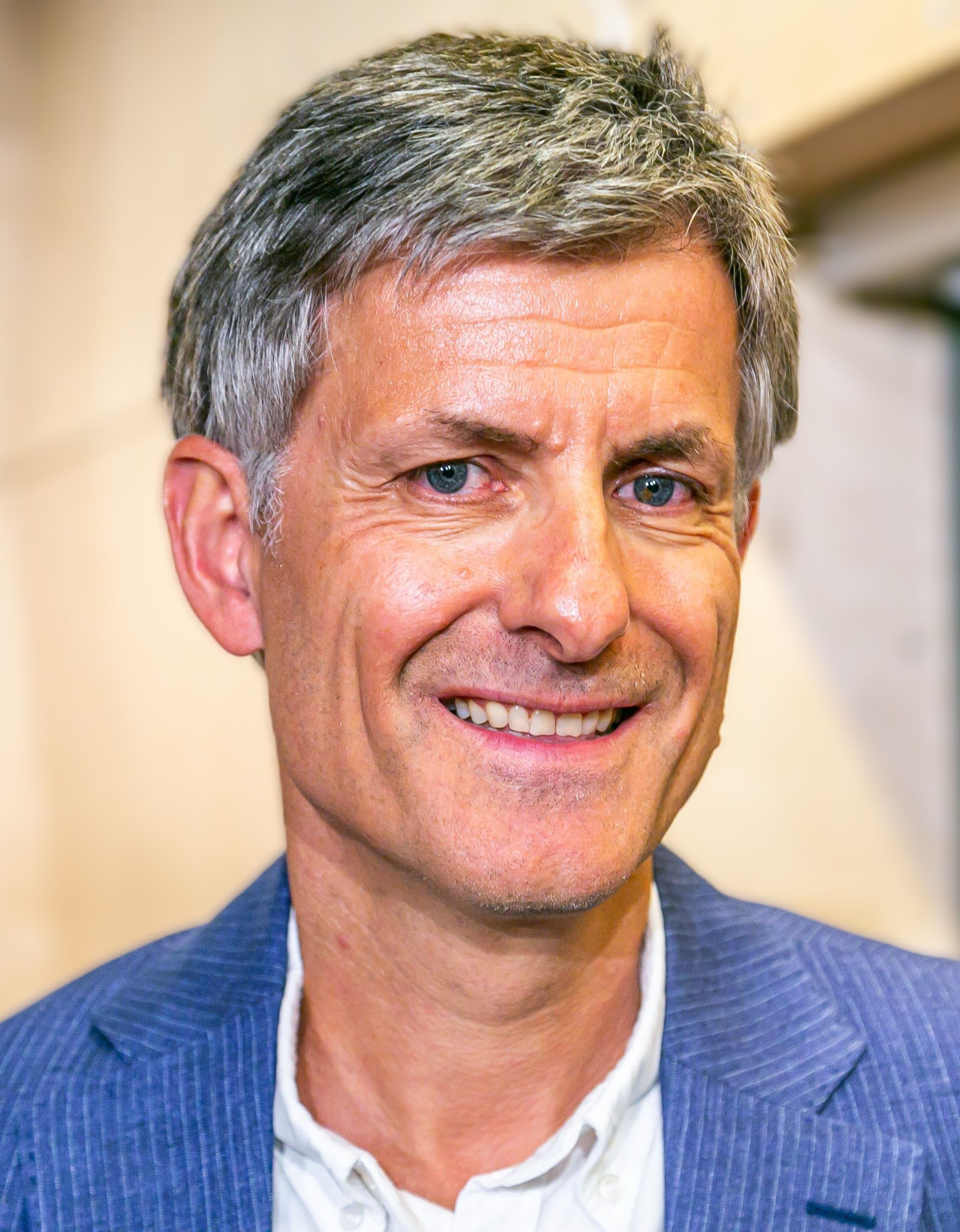 En mann som smiler til kameraet