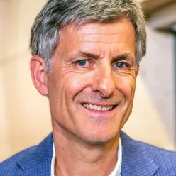 En mann som smiler til kameraet