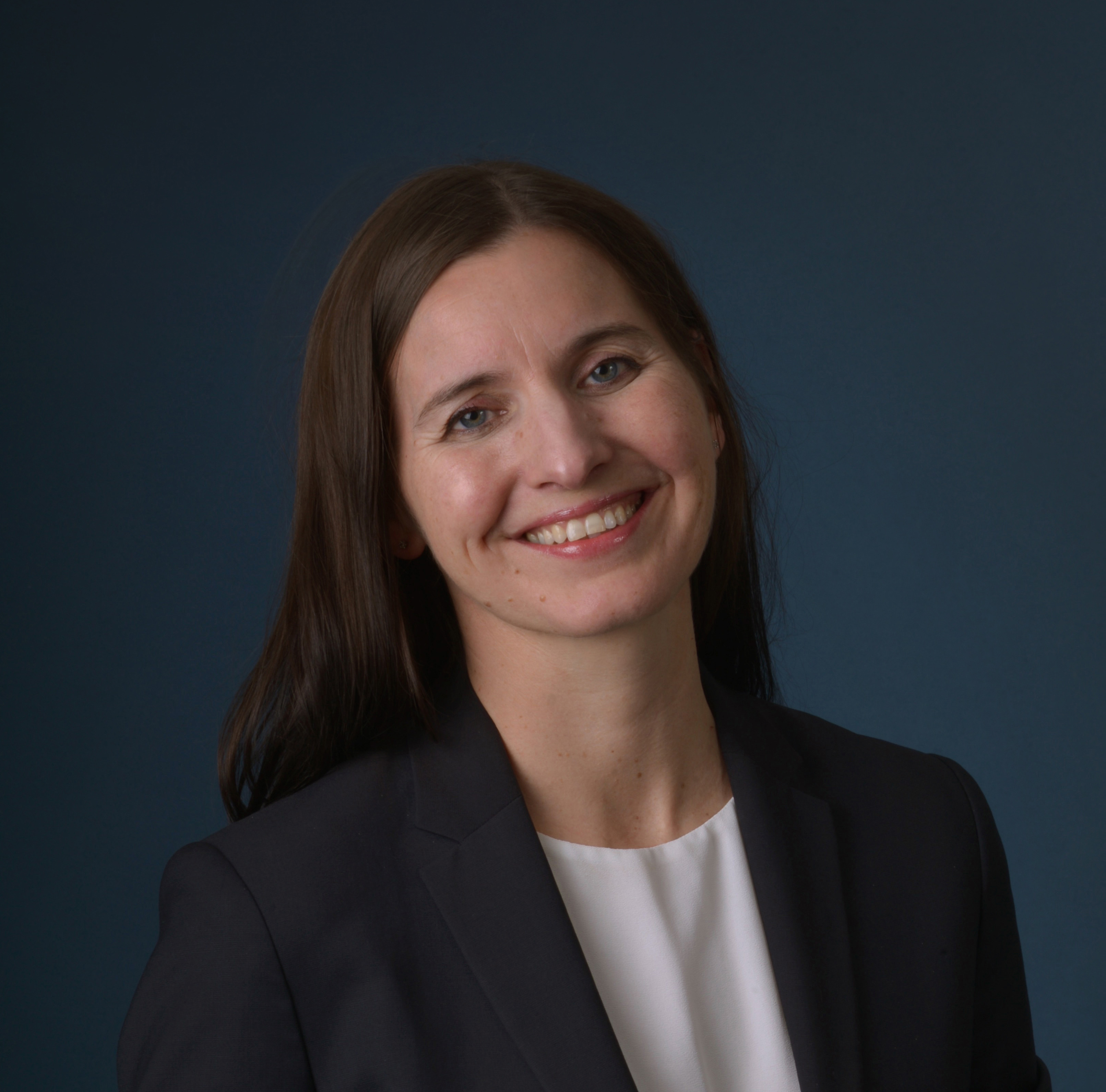 En person som smiler til kameraet