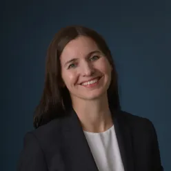 En person som smiler til kameraet