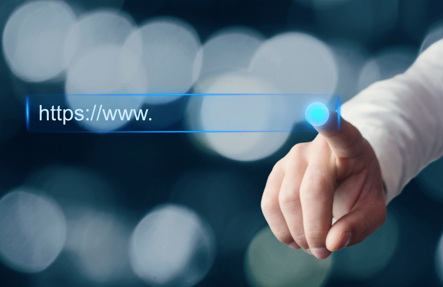 Et nærbilde av en hånd over en nettadresse