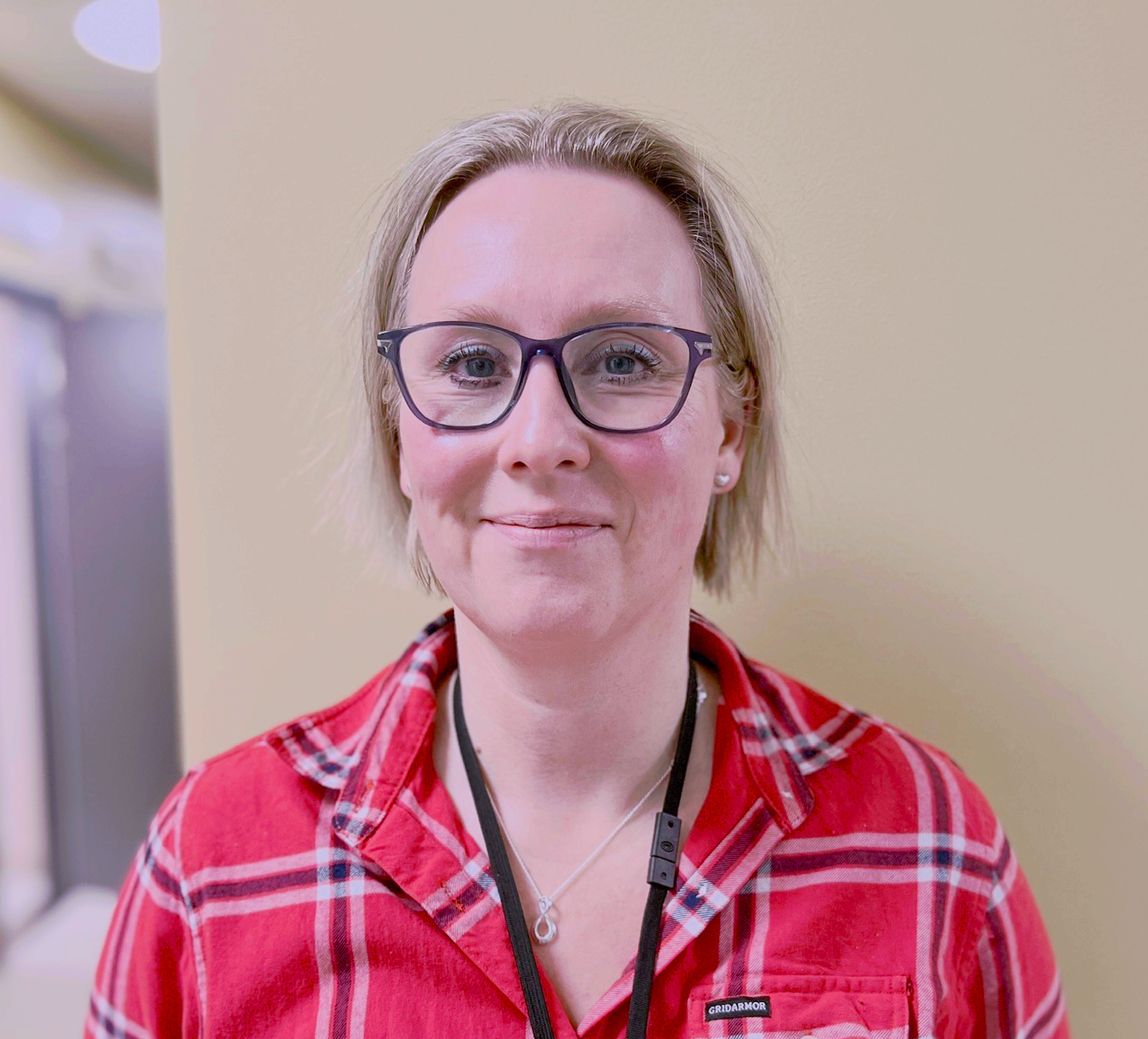 En kvinne med briller