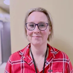 En kvinne med briller