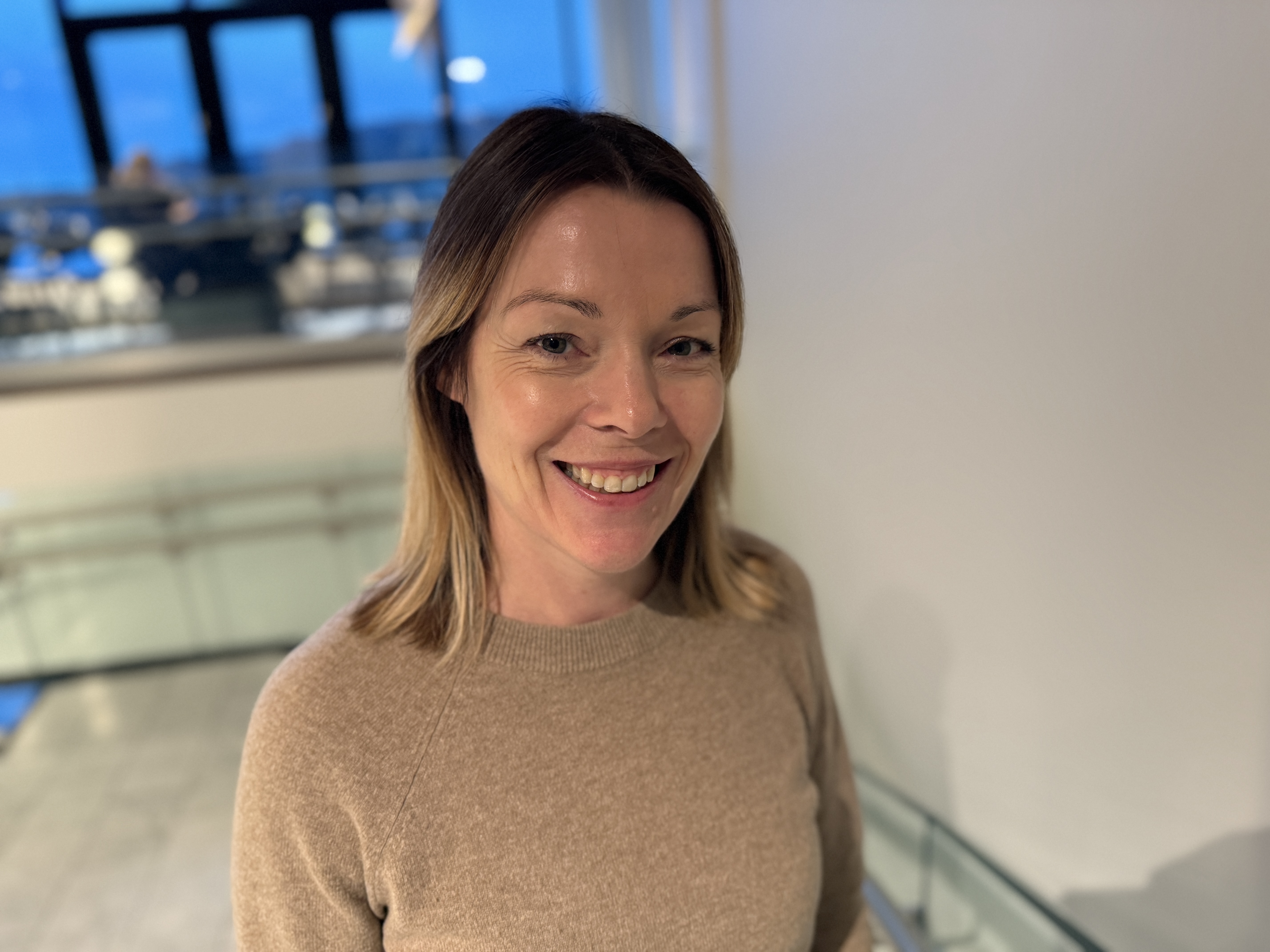 En kvinne som smiler til kameraet