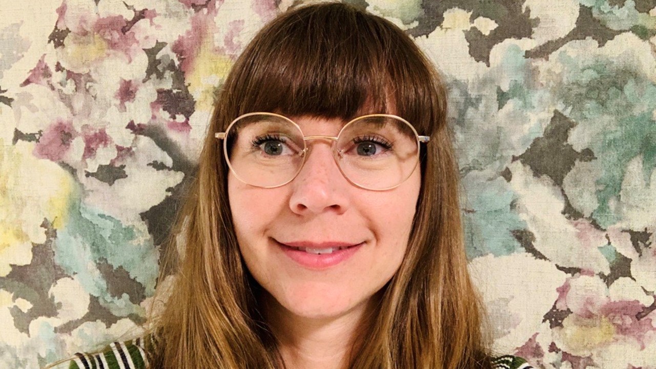 En person som bruker briller