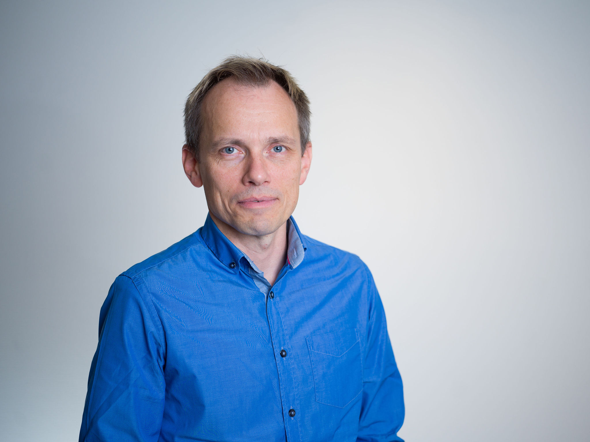 En mann i blå skjorte