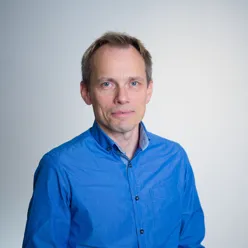 En mann i blå skjorte