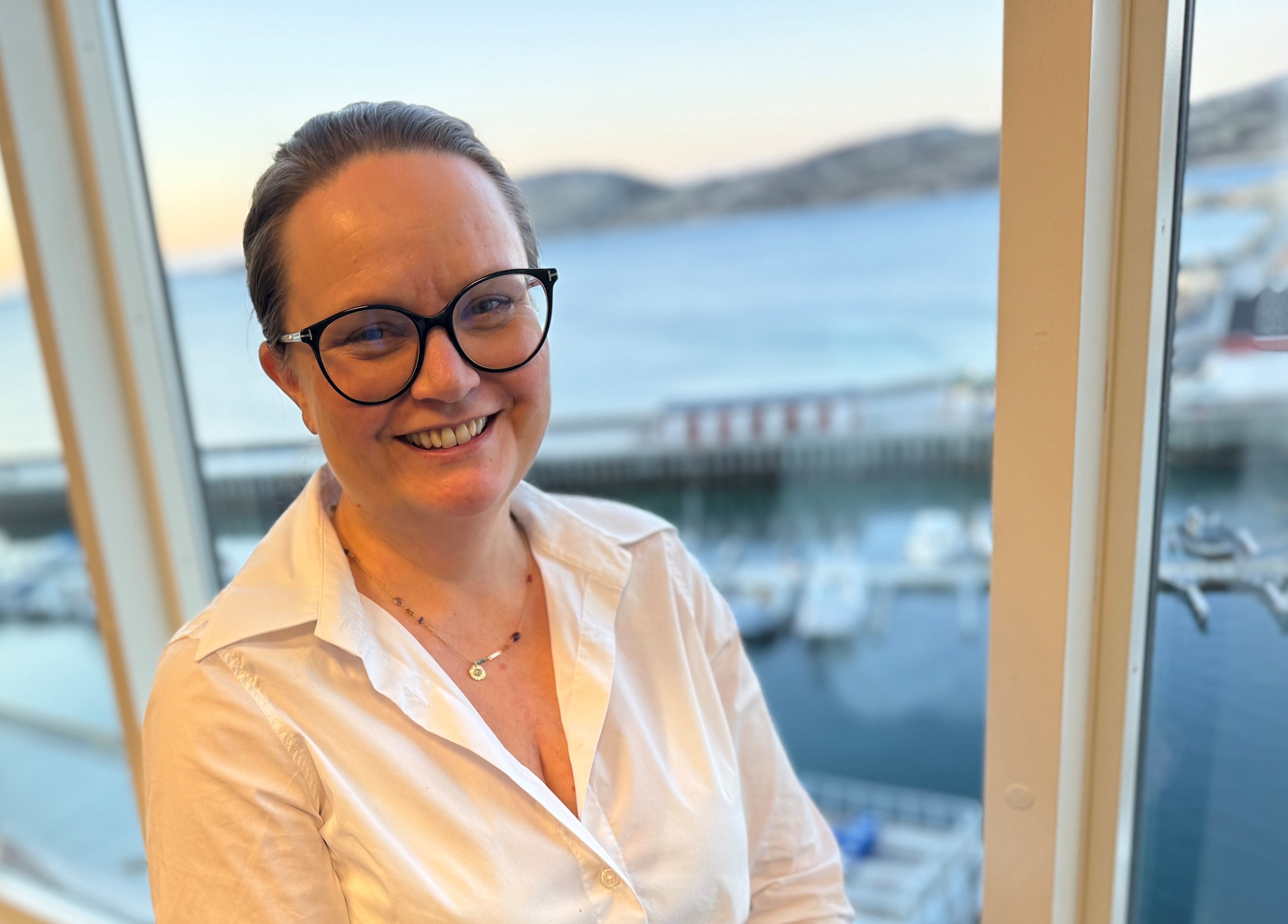 En mann som smiler til kameraet