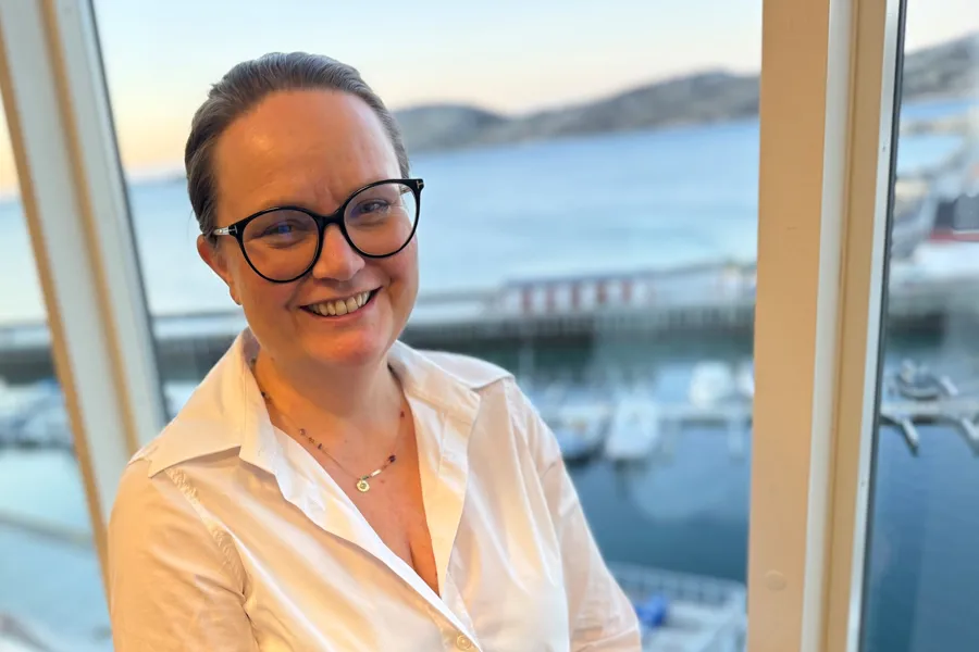 En mann som smiler til kameraet