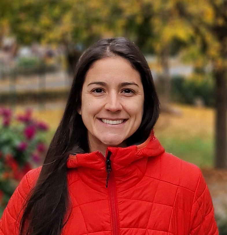 En kvinne som smiler til kameraet