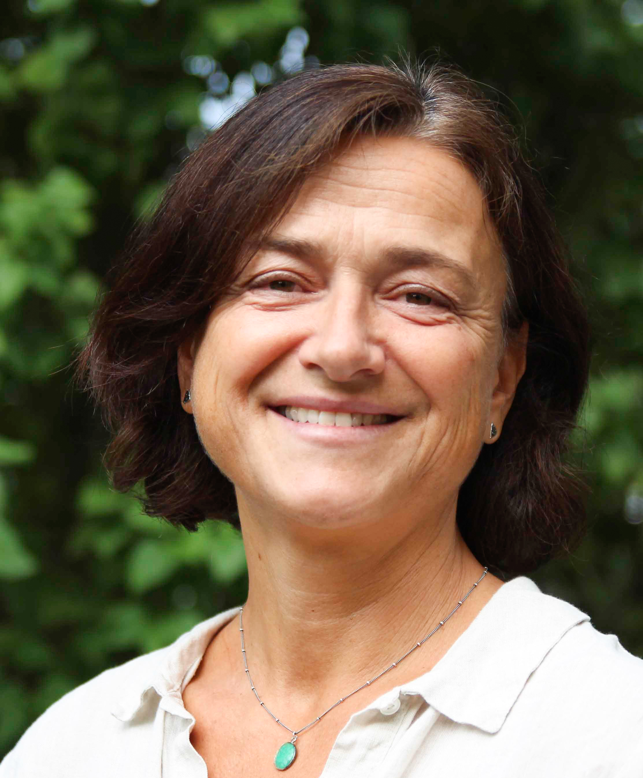 Et nærbilde av en kvinne som smiler