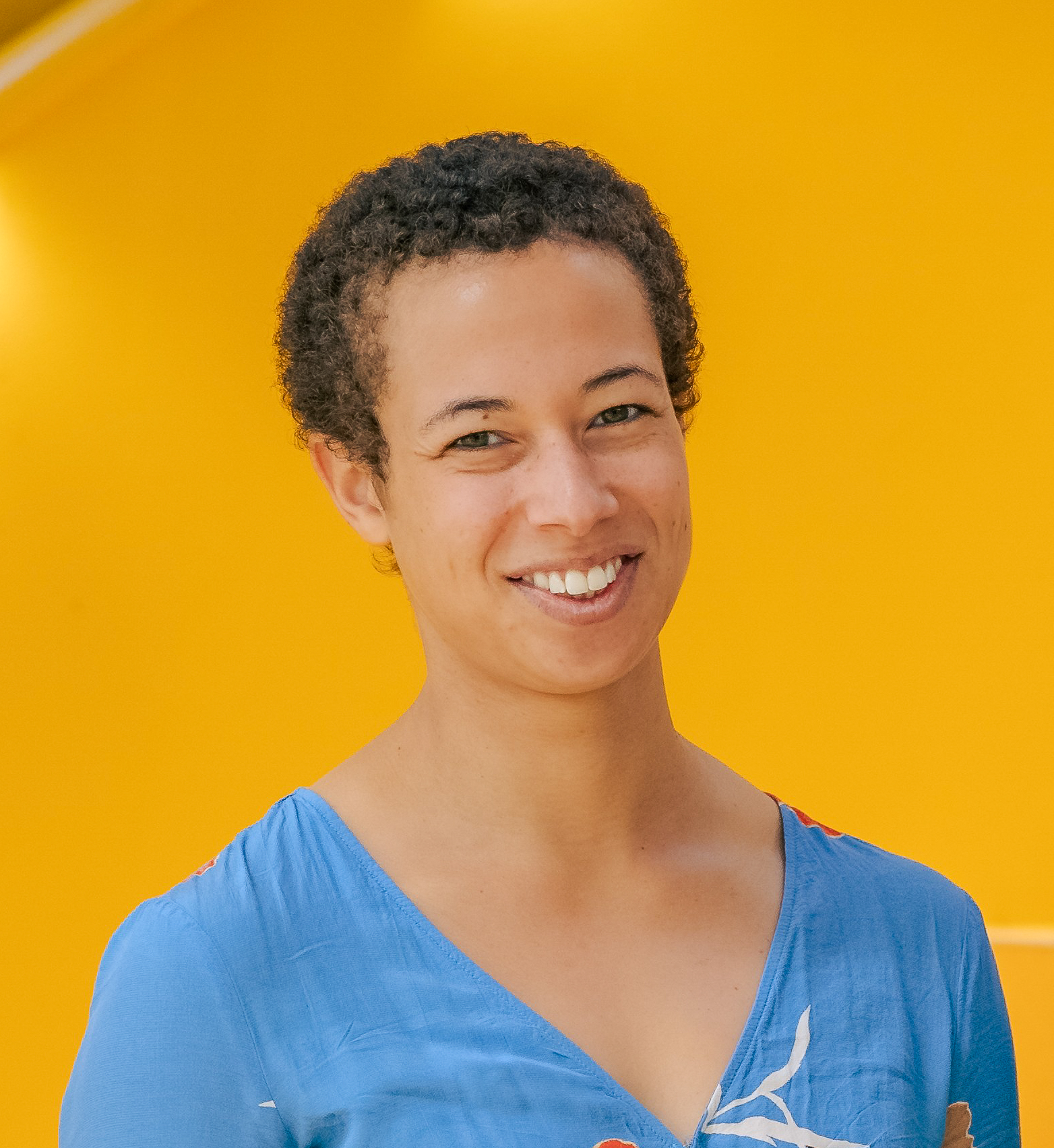 Et nærbilde av en kvinne som smiler