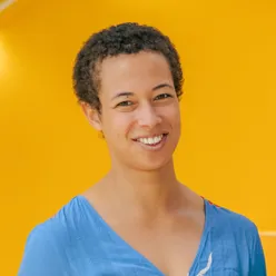 Et nærbilde av en kvinne som smiler