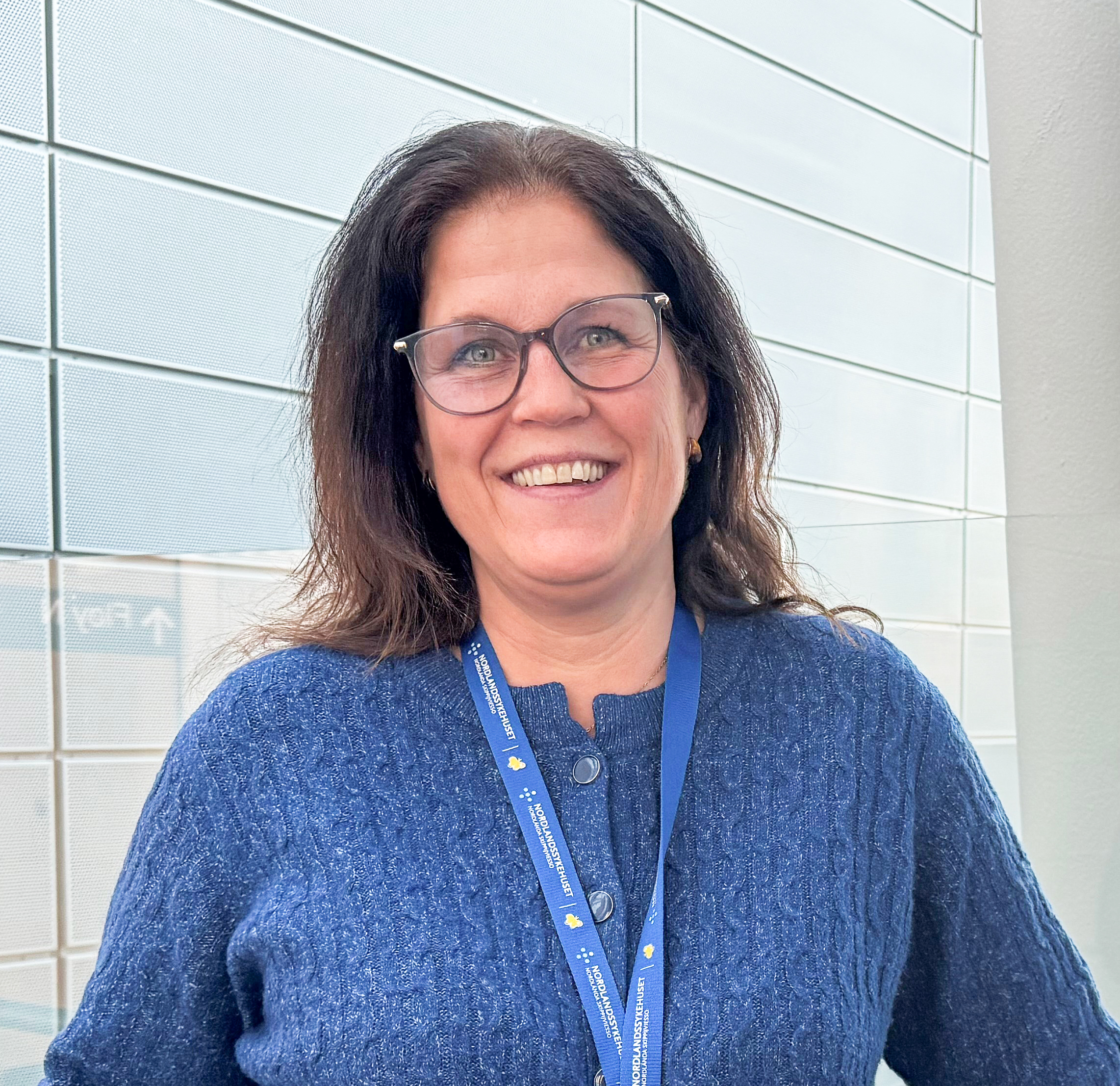 En kvinne med briller