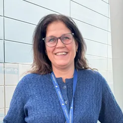 En kvinne med briller