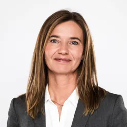 En kvinne med langt hår