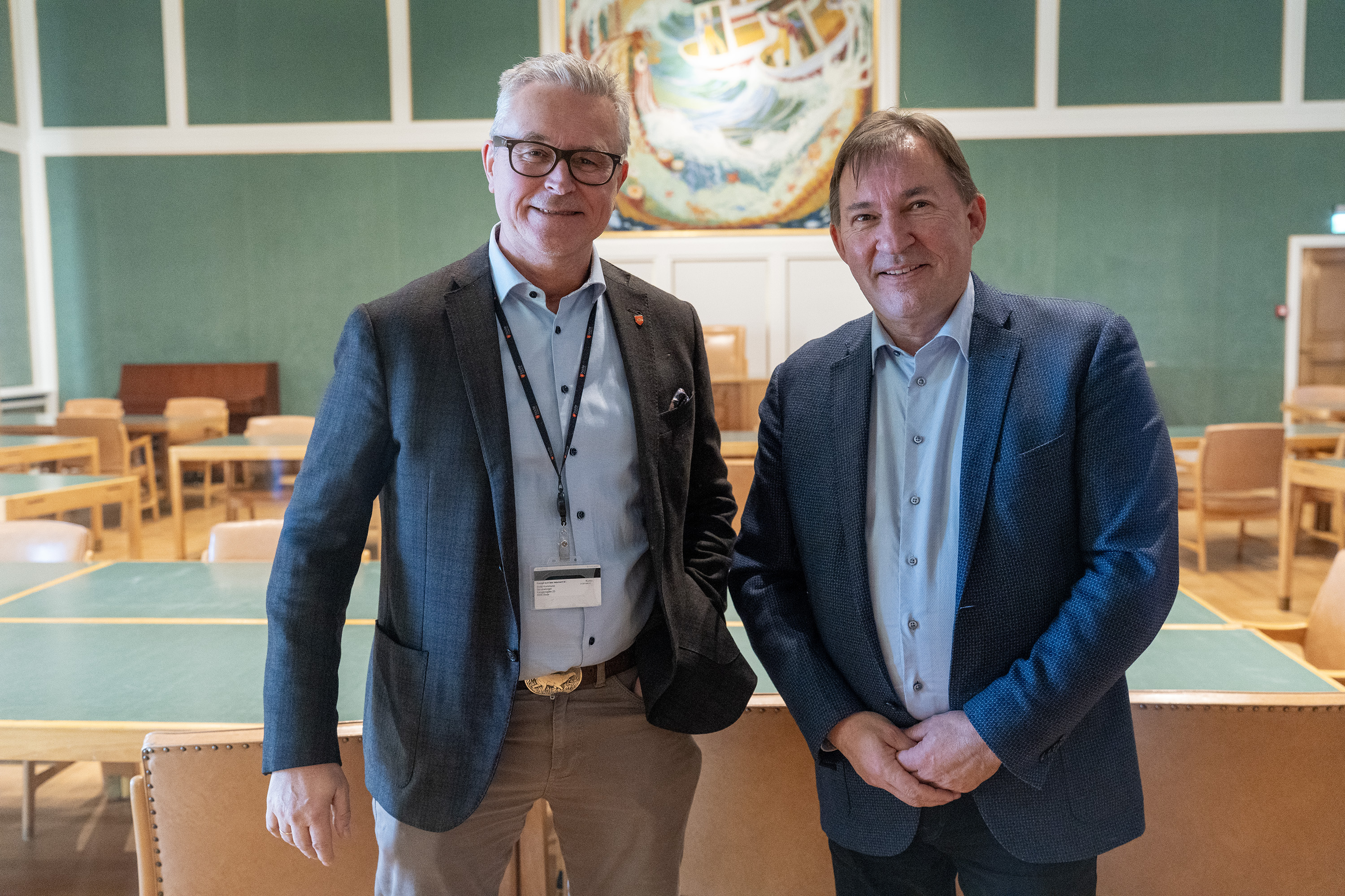 Et par menn som poserer for kameraet