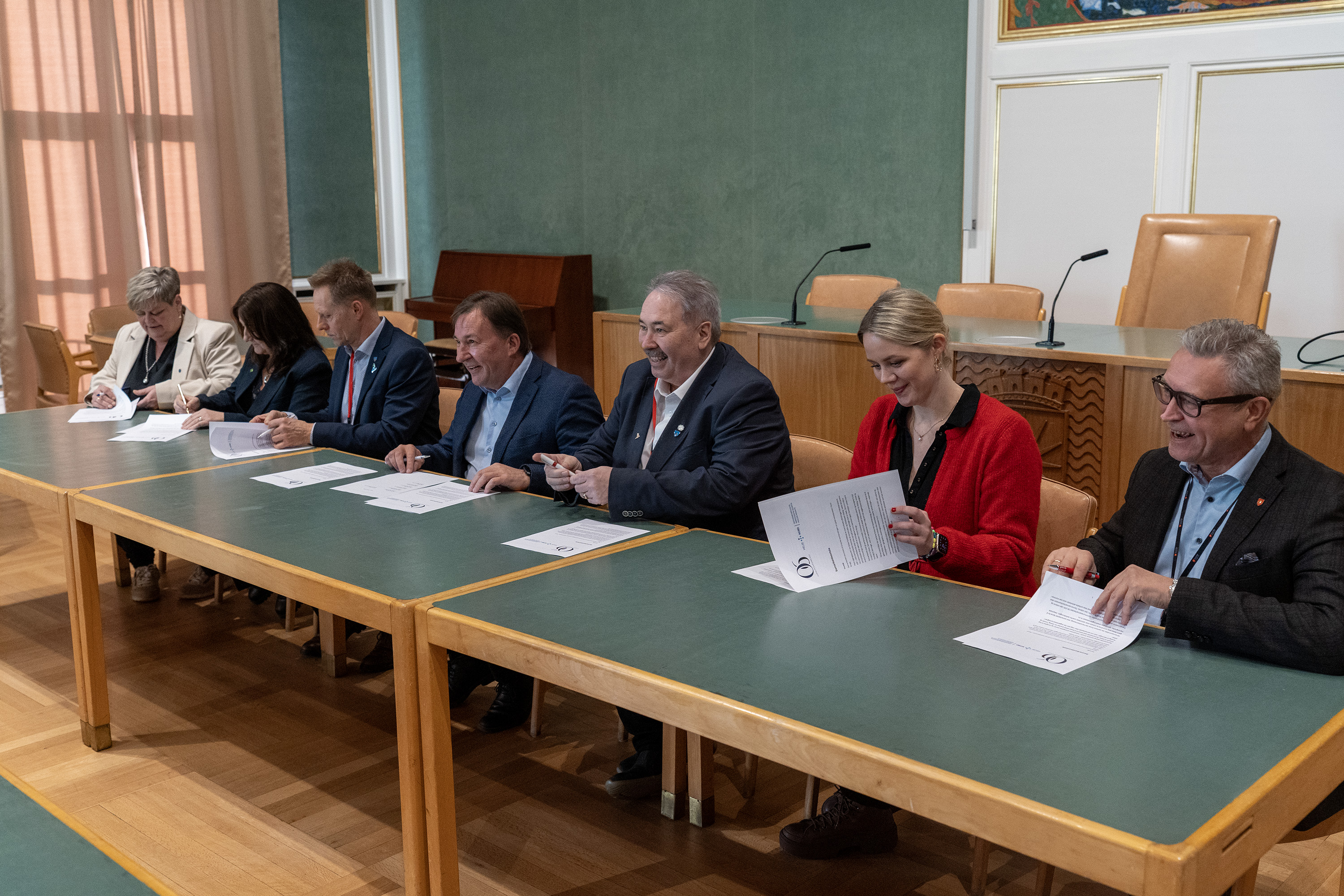 En gruppe mennesker som sitter ved et bord