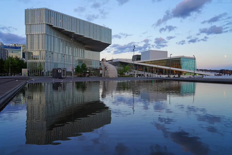 Store bygninger ved vannkanten, Oslo