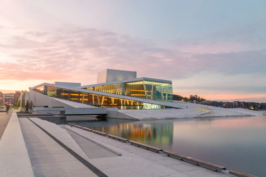 Operahuset i Oslo, bygning i solnedgang