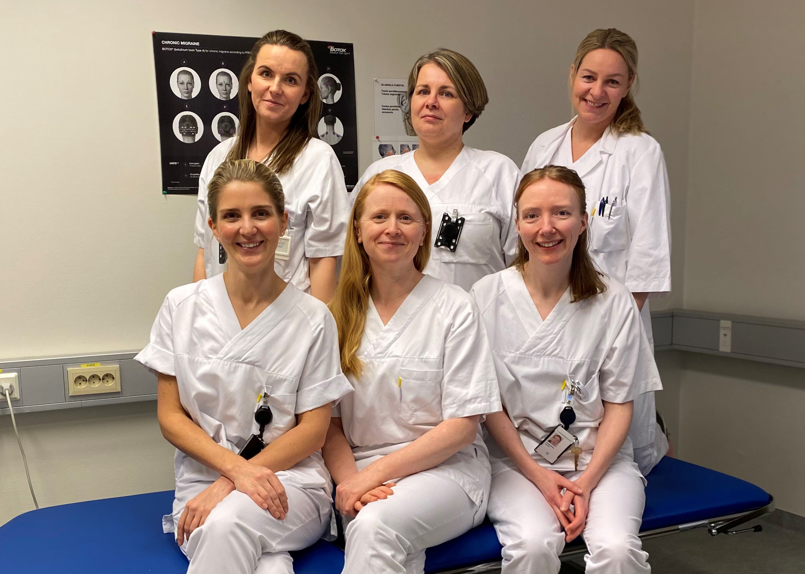 En gruppe kvinner ser inn i kamera