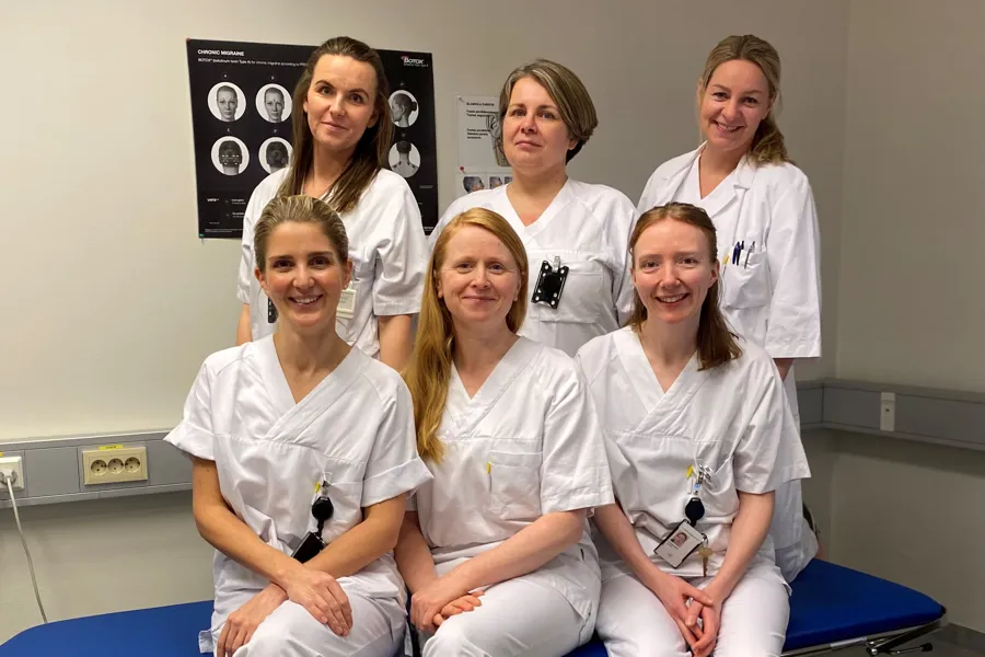 En gruppe kvinner ser inn i kamera