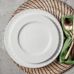 Middagsfat på grå bakgrunn