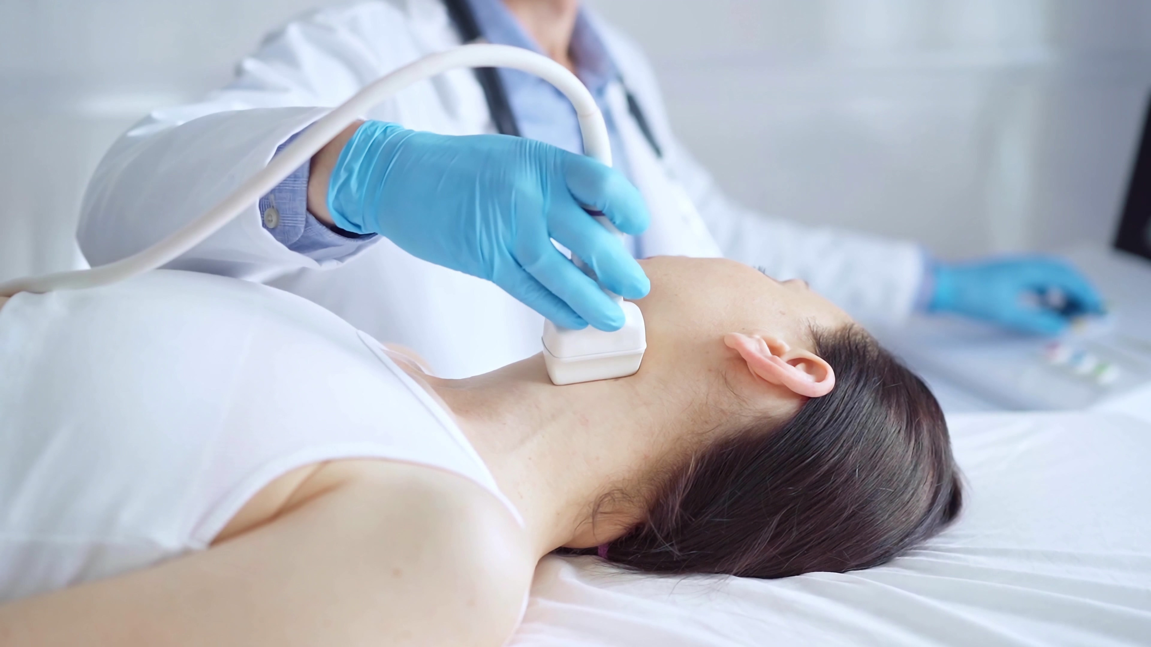 En person i hvit laboratoriefrakk