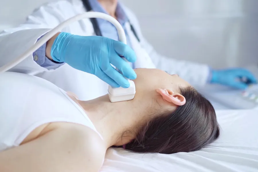 En person i hvit laboratoriefrakk