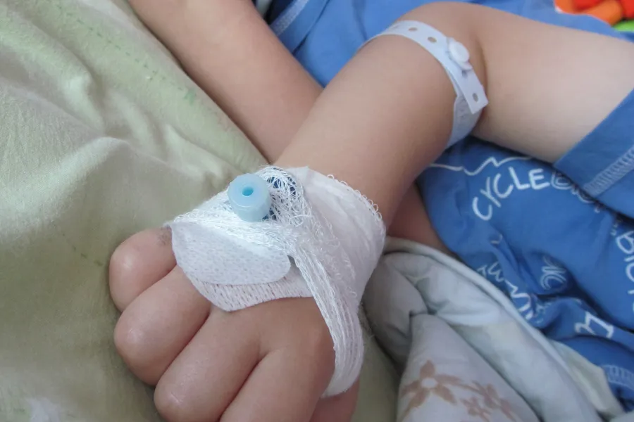 En barnehånd med perifer venekanyle