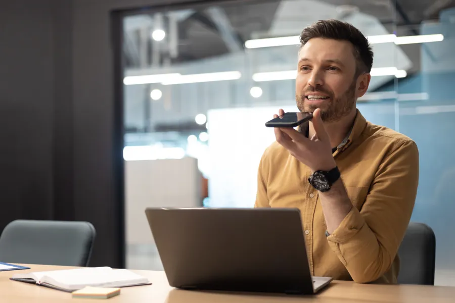 En mann som holder en telefon